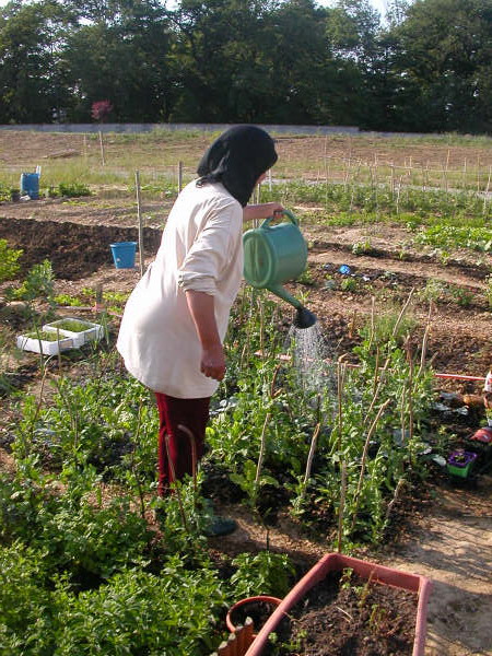 Aïcha dans son jardin