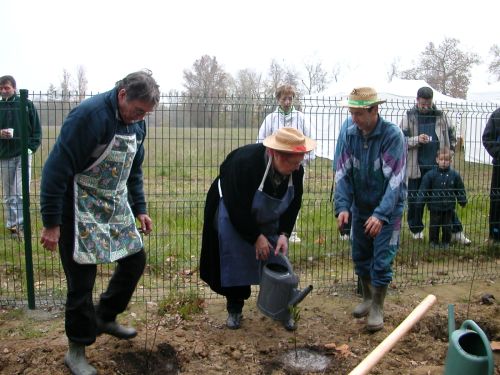 Mme Buys (conseillère régionale), M. Froute (conseiller municipal) et M. Dagnac (Crédit Mutuel) mettent la main à la pâte