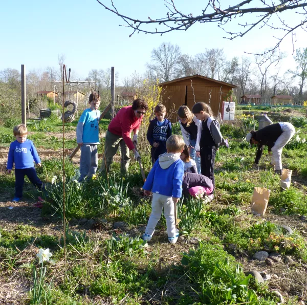 Enfants dans les jardins de Tournefeuille